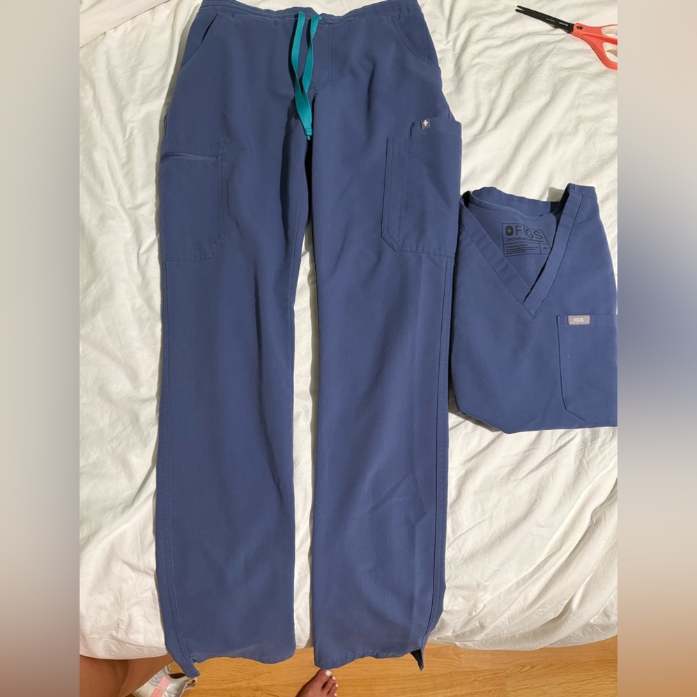 Figs Big Sky Scrub Set size XS top, XS/T pants (copy)